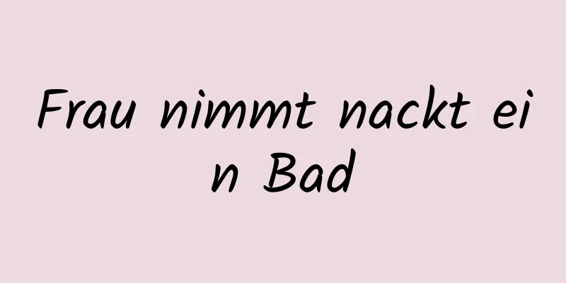Frau nimmt nackt ein Bad