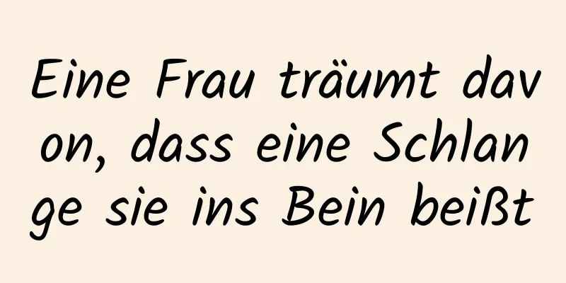 Eine Frau träumt davon, dass eine Schlange sie ins Bein beißt